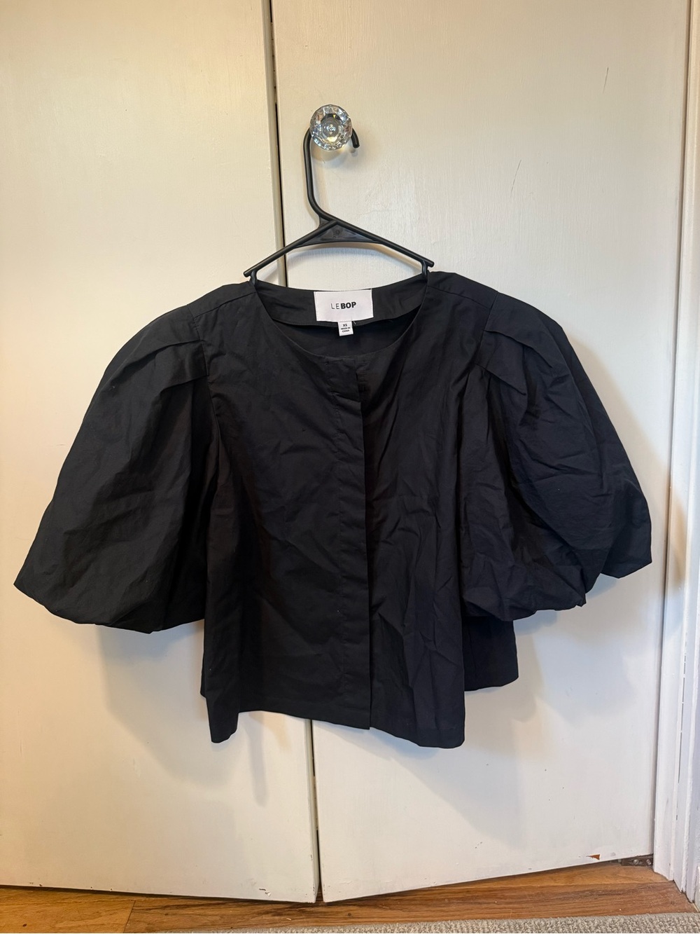 Le Bop Black Puff-Sleeve Cropped Blouse